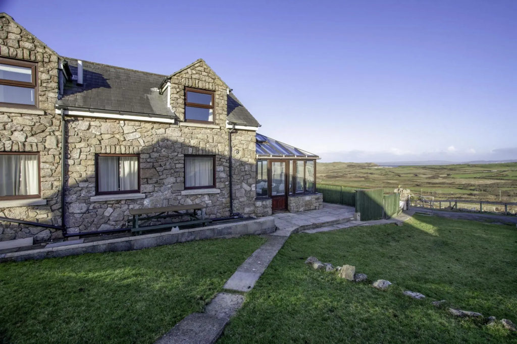 Stormy Castle - 6 Bedroom Sleeps 14 - Llangennith