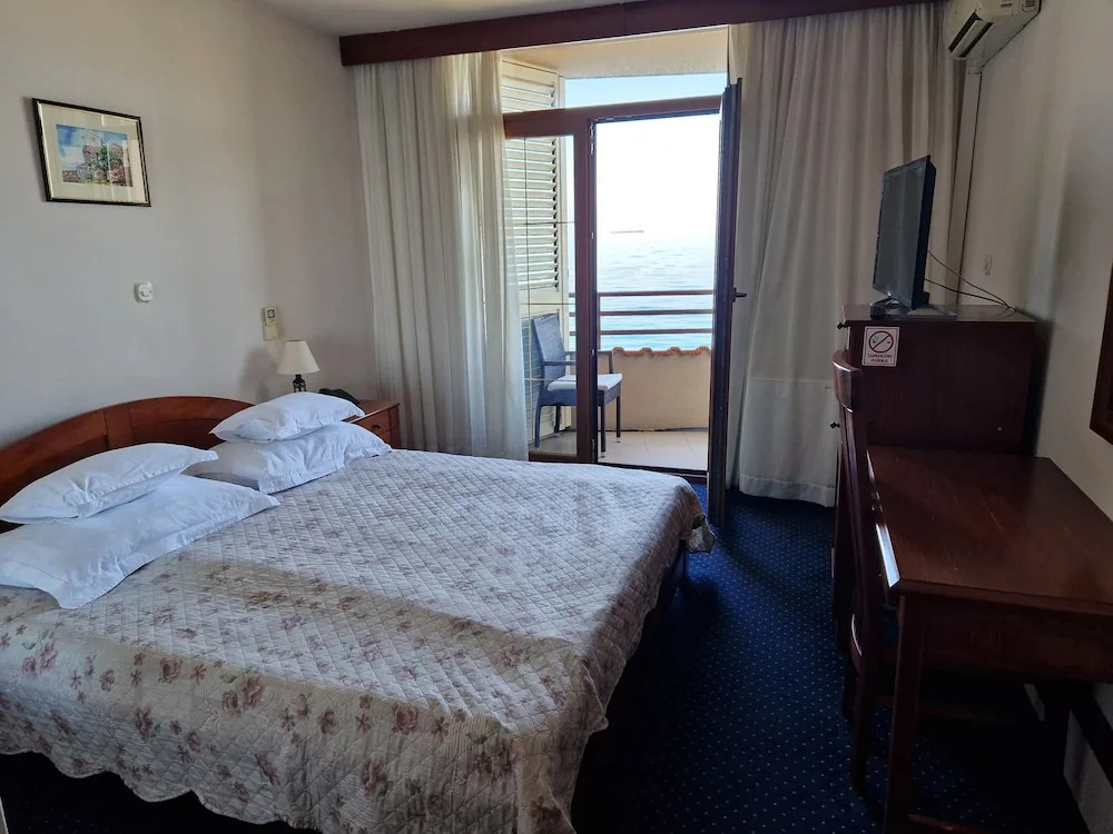 Standard Double room with balcony and with sea view (full double bed)