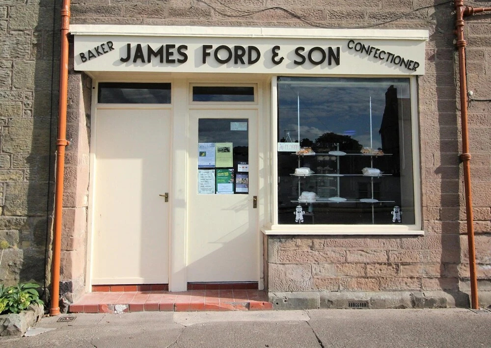 3 Bedrooms - 2 Bath Rooms - Dog Friendly - Parking