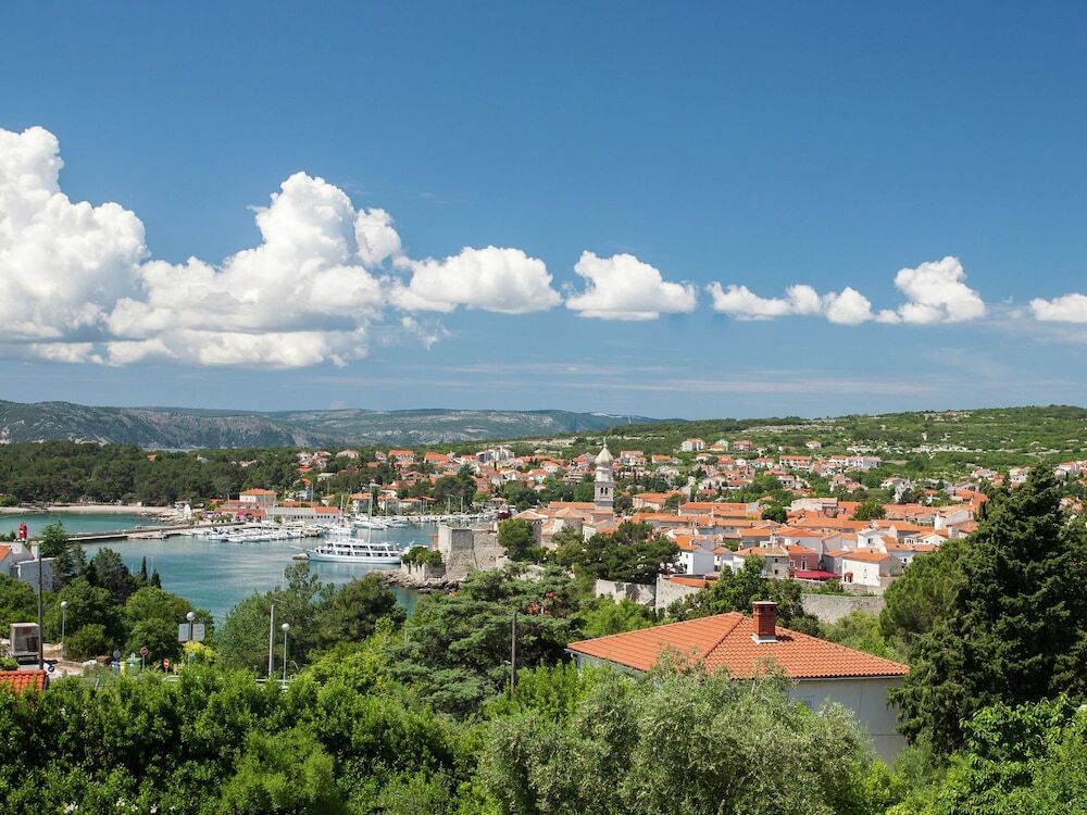 Отель Modern Apartment with Balcony 250 Meters From the Beach And 300 M Krk Town Center, фото 15