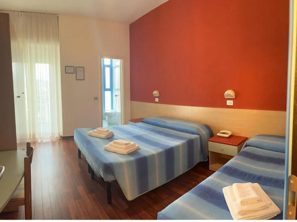 Standard Triple room