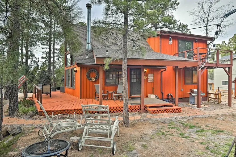 1 Mi to Lake: Secluded Cabin w/ Deck in Munds Park