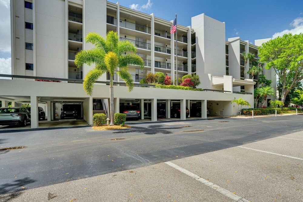Resort-style Fort Myers Gem: Swim, Golf & Cruise!
