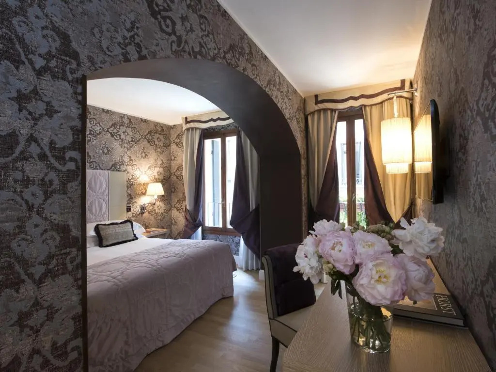 Deluxe Double room with canal view (full double bed)