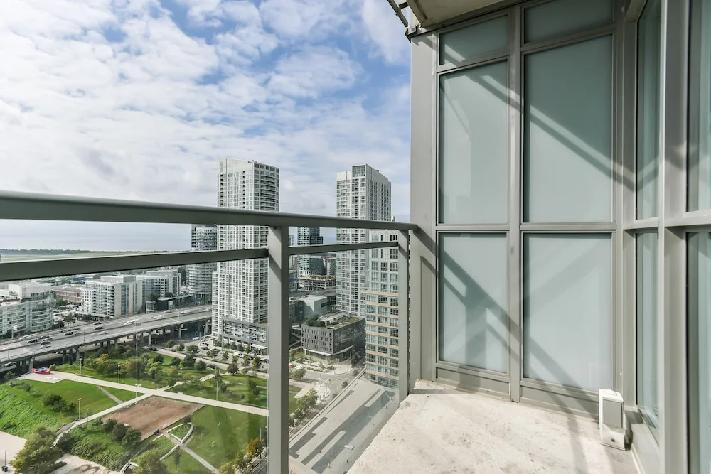 Iceboat Terrace Luxury Condos - фото 7