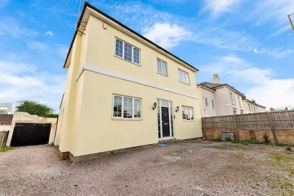 Perfect Booking 4 Bed Home in Cheltenham