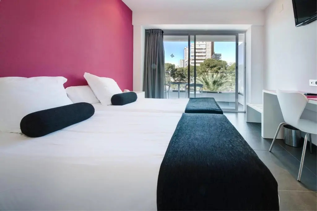 Double room with partial sea view (twin beds)