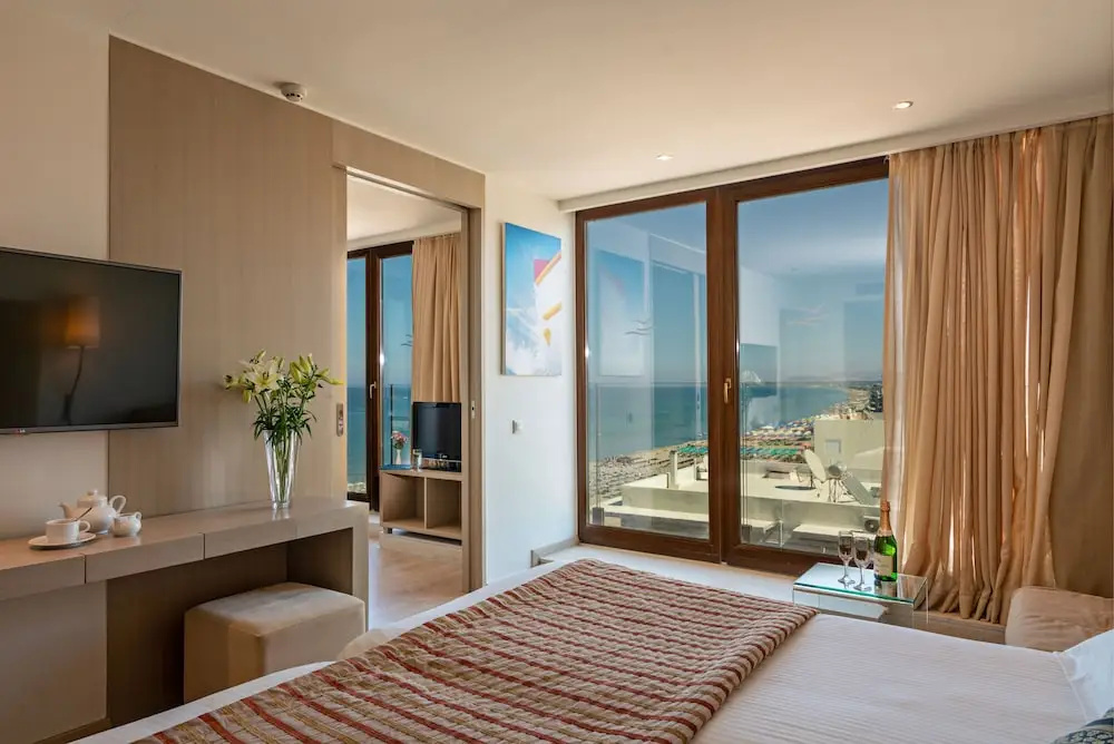 Deluxe Jacuzzi Suite with sea view