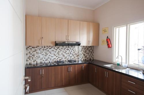 Отель RedDoorz @ MERR Surabaya, фото 9