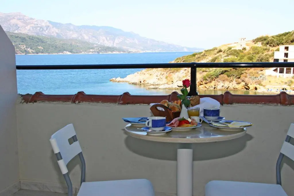 Standard Triple room with sea view