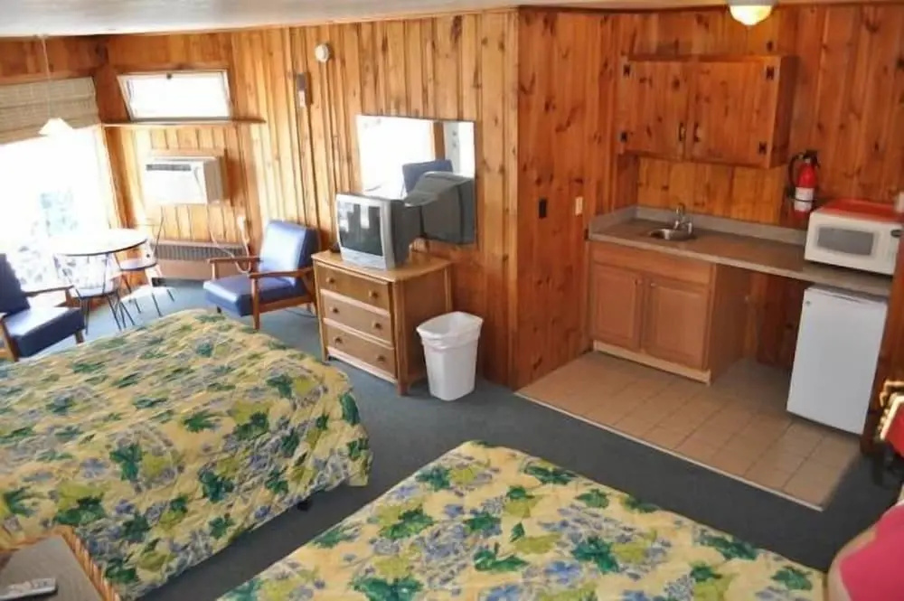 Deluxe Quadruple room with balcony and with partial ocean view