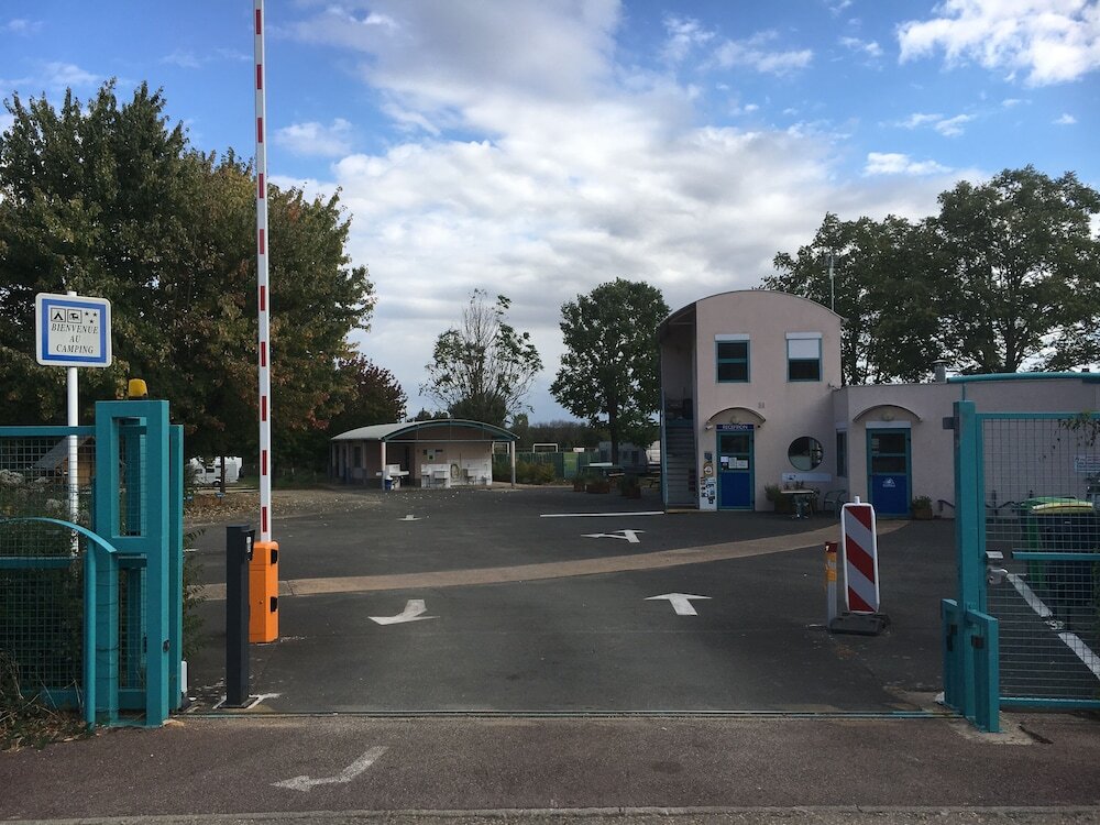 Camping De Tournus Drole De Cabane