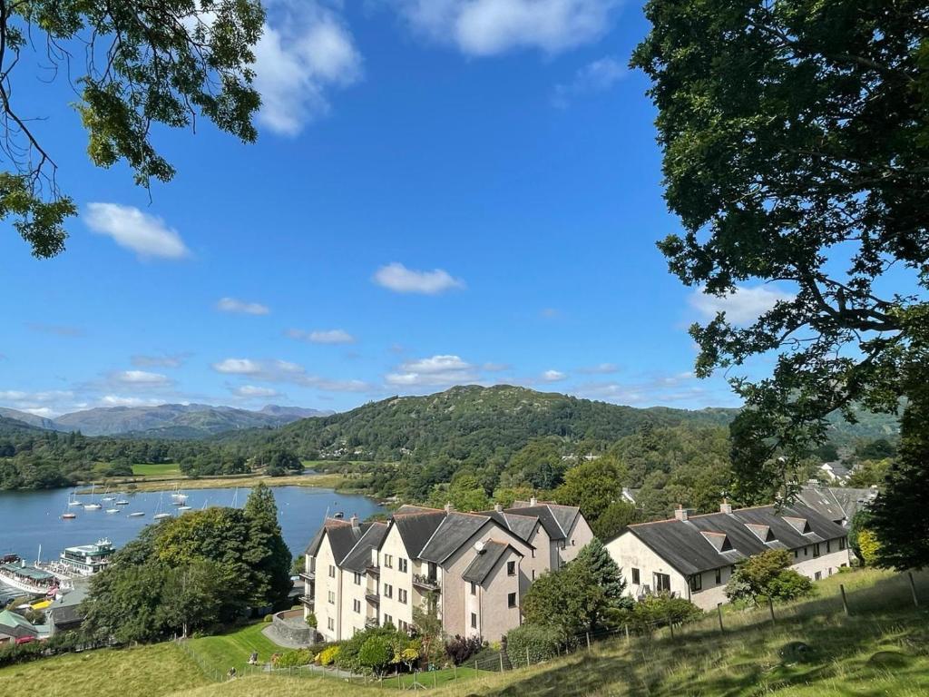 Отель Brand New - Contemporary - 2 Bedroom - 2 Bathroom - Spacious Apartment - Lake Views, фото 24