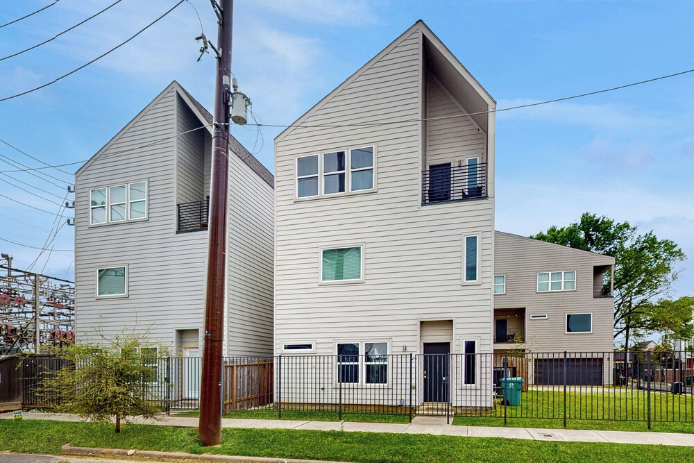 3 BR Home w/ Billiards & Ping Pong, Near Downtown