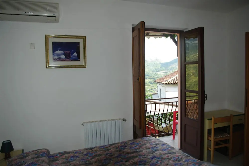 Deluxe Double room with balcony (full double bed)