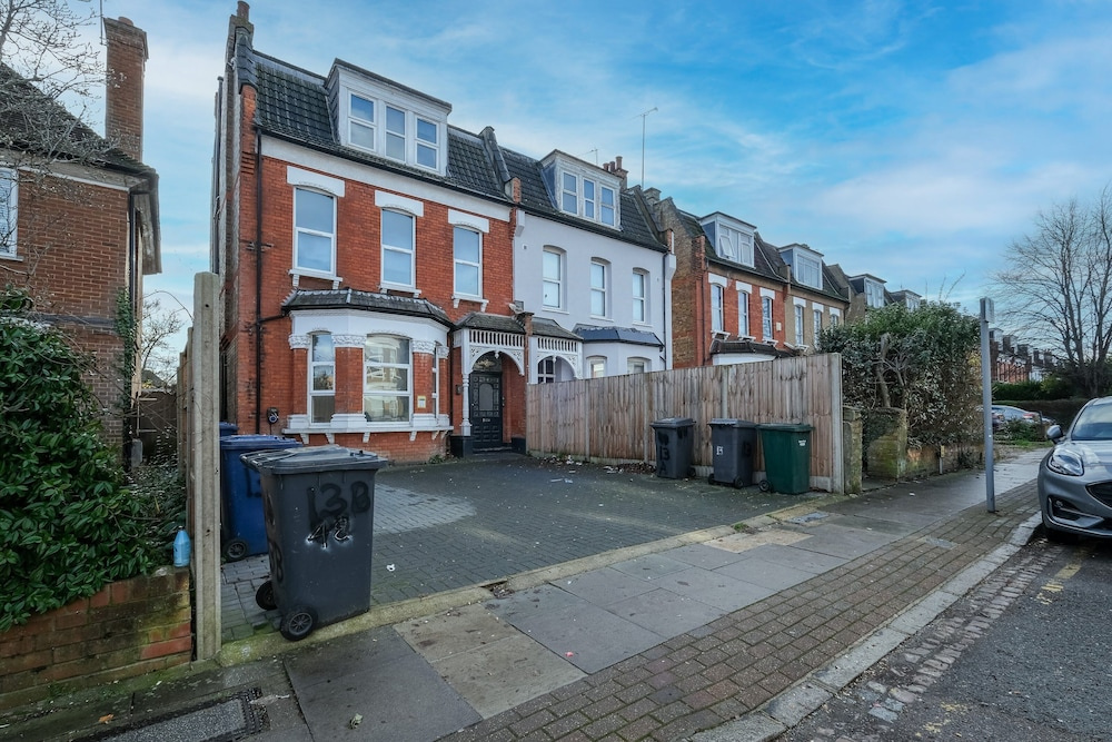 Modern 4 Bedroom Apartment in London with Parking + Garden