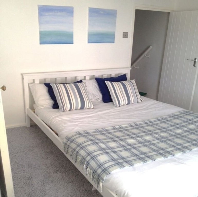 3 Bedroom House Near Town & Beaches. Quiet Street