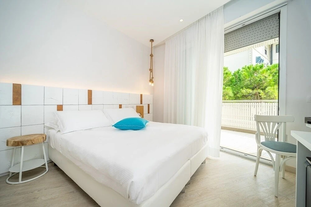 Deluxe Double room with balcony (full double bed)