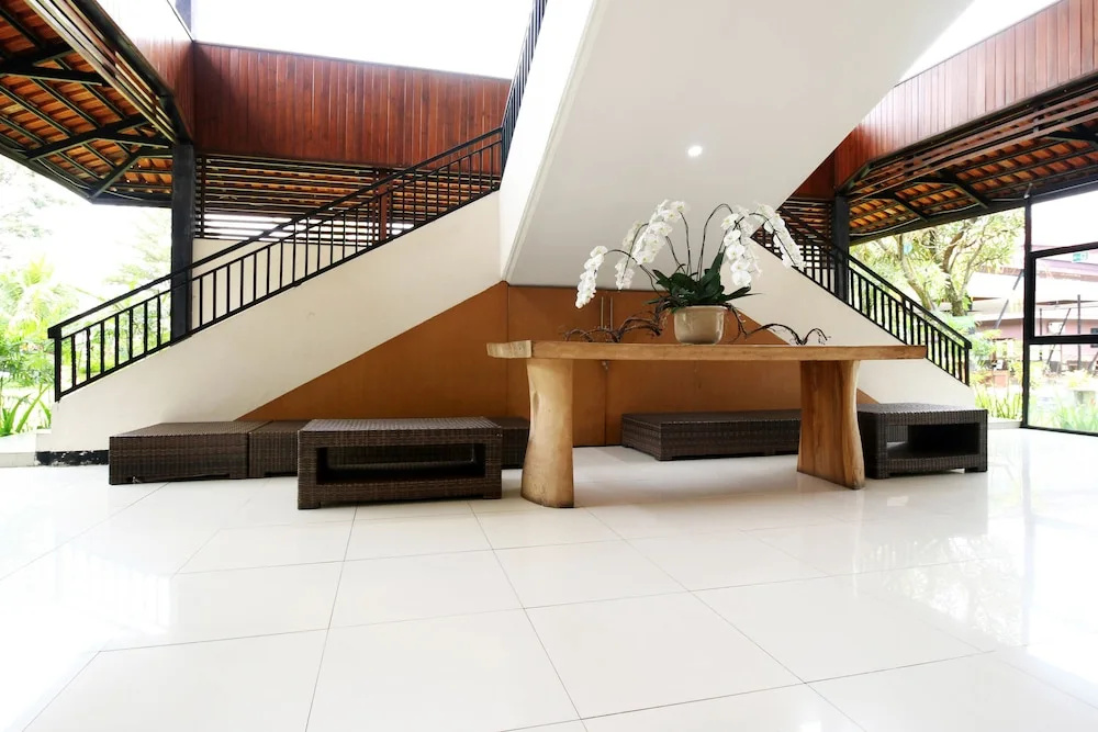 Lobby & Reception