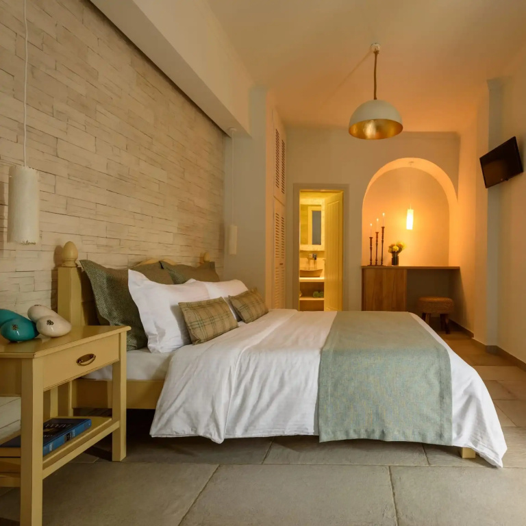 Standard Double Basement room beachfront (full double bed)