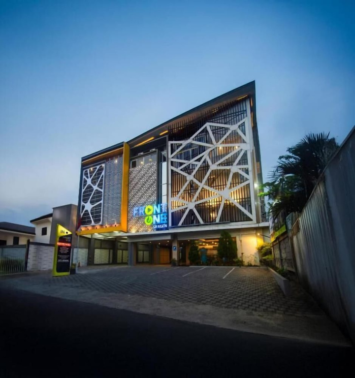 Front One Hotel Sragen