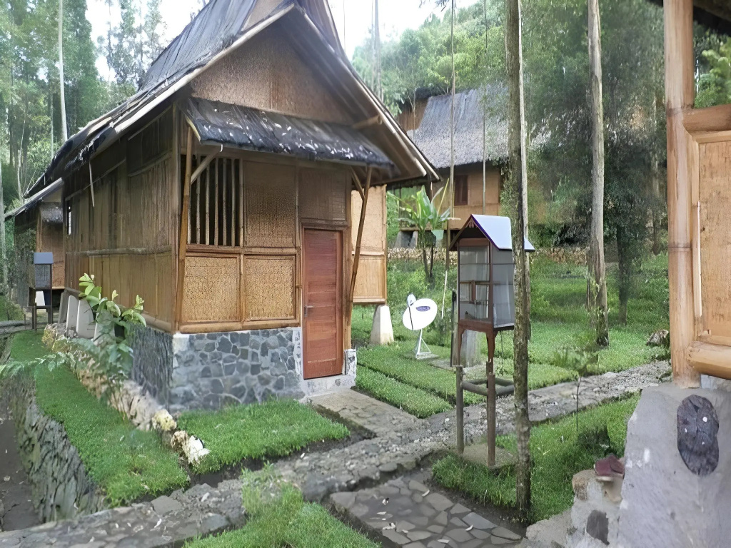 Sutan Raja Villa Kampung Karuhun