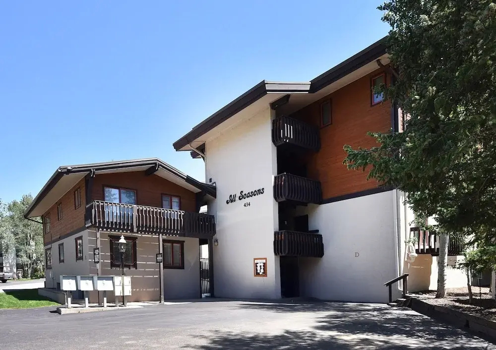 All Seasons G4 2 Bedroom Condo by RedAwning