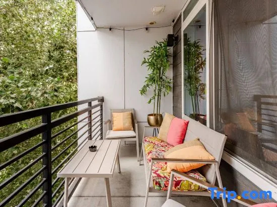 Riverwalk Balcony Views Walk to Pearl Pool Parking Option 2 Free Parking
