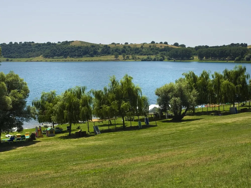 Waterfront Mansion in Rome near Lake