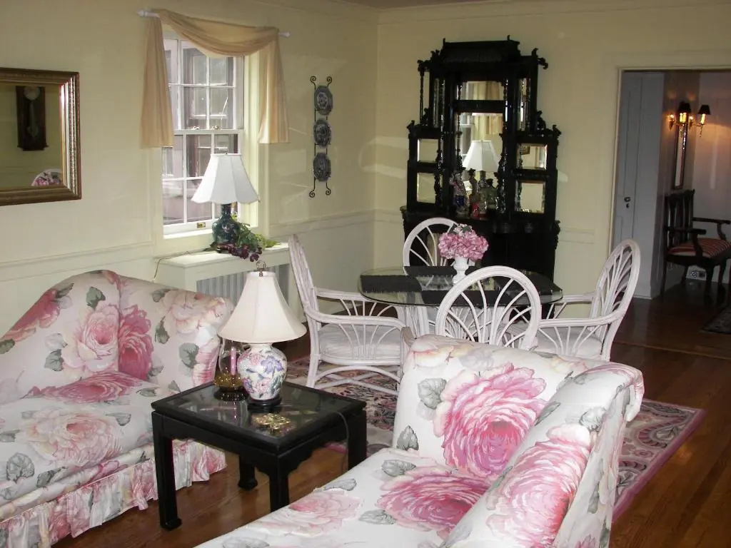 5 Bedrooms Cottage