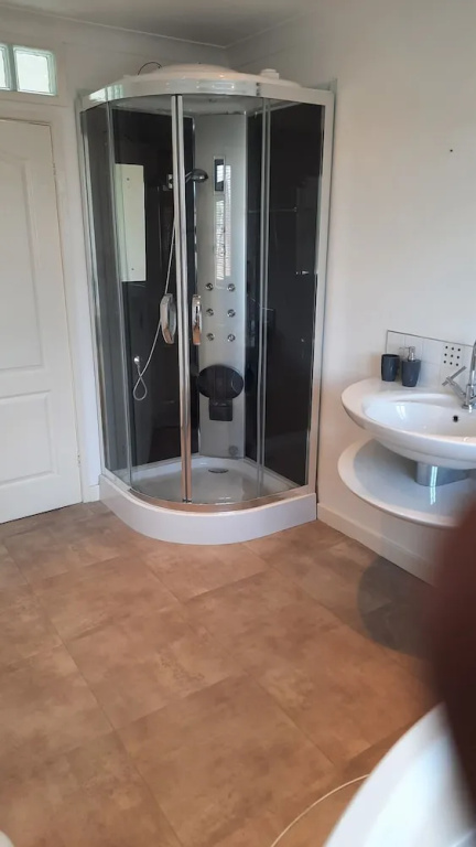 Impeccable 5-bed House in Stockton-on-tees - фото 7
