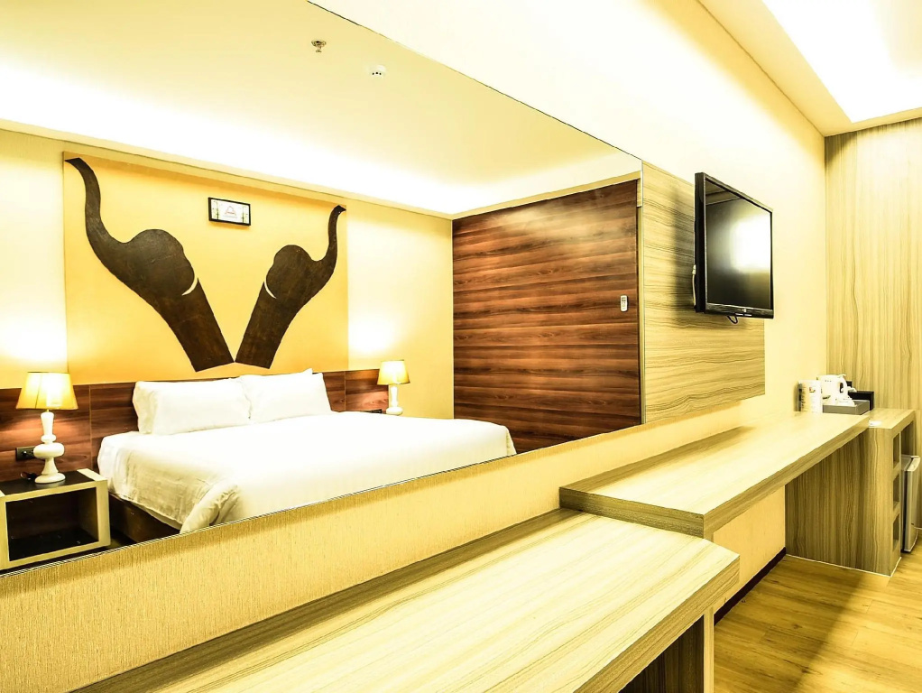 Deluxe Double room (full double bed)
