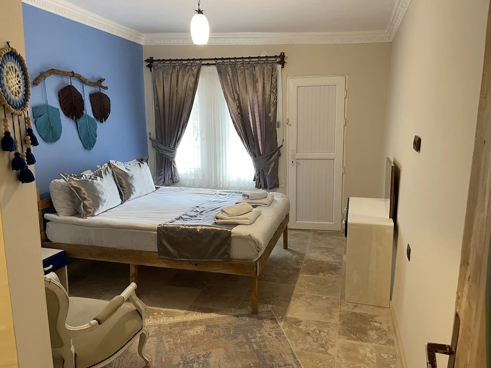 Deluxe Double room (full double bed)