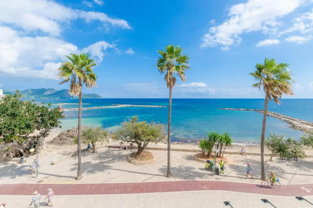 Apartment with sea view