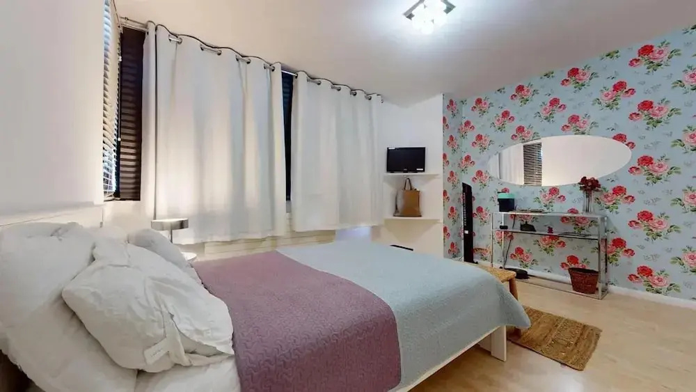 London Chic Apartment Retreat