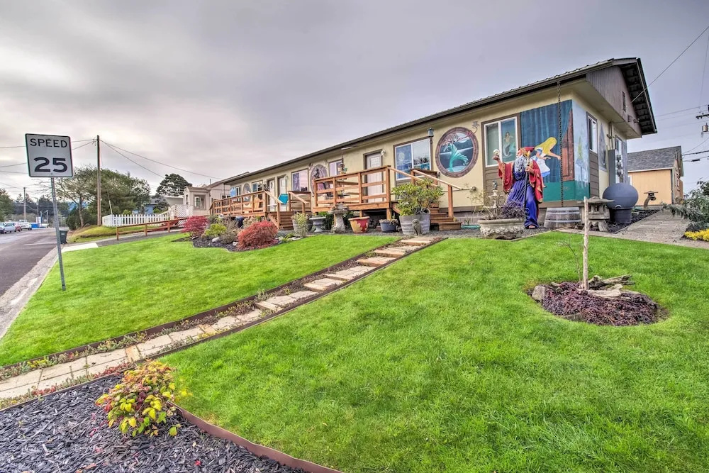 Winchester Bay Apt Near Dunes & State Parks!