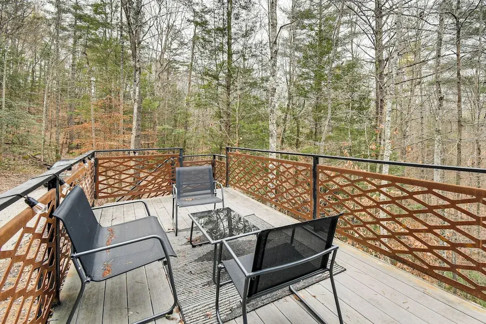 Secluded Red River Gorge Cabin w/ Rooftop Deck!