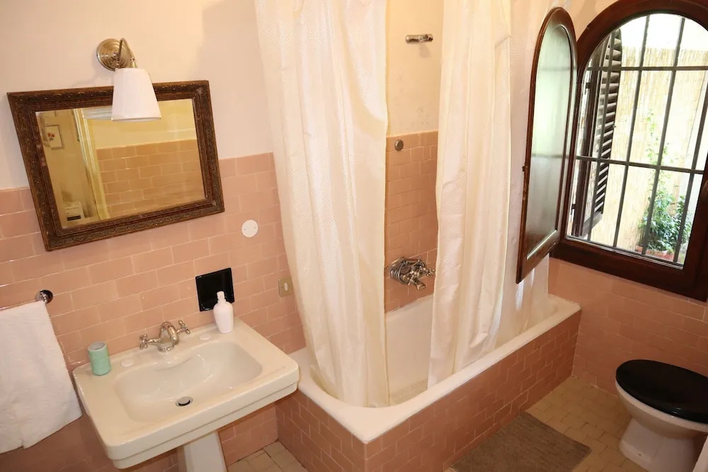 Classic Double room (full double bed)