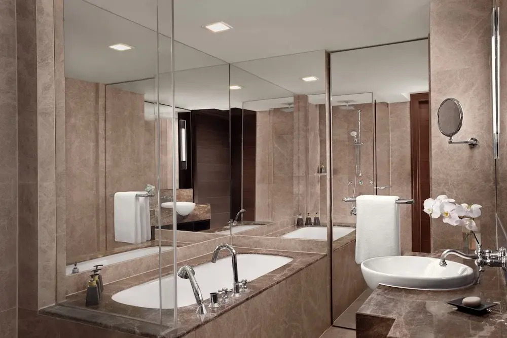 Люкс семейный с балконом в Anantara Riverside Bangkok Resort
