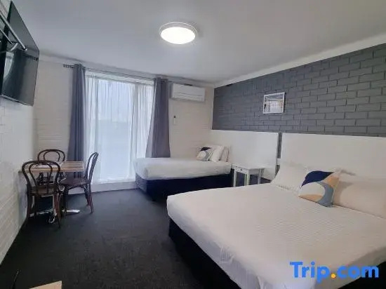 Economy Quadruple room (full double bed)