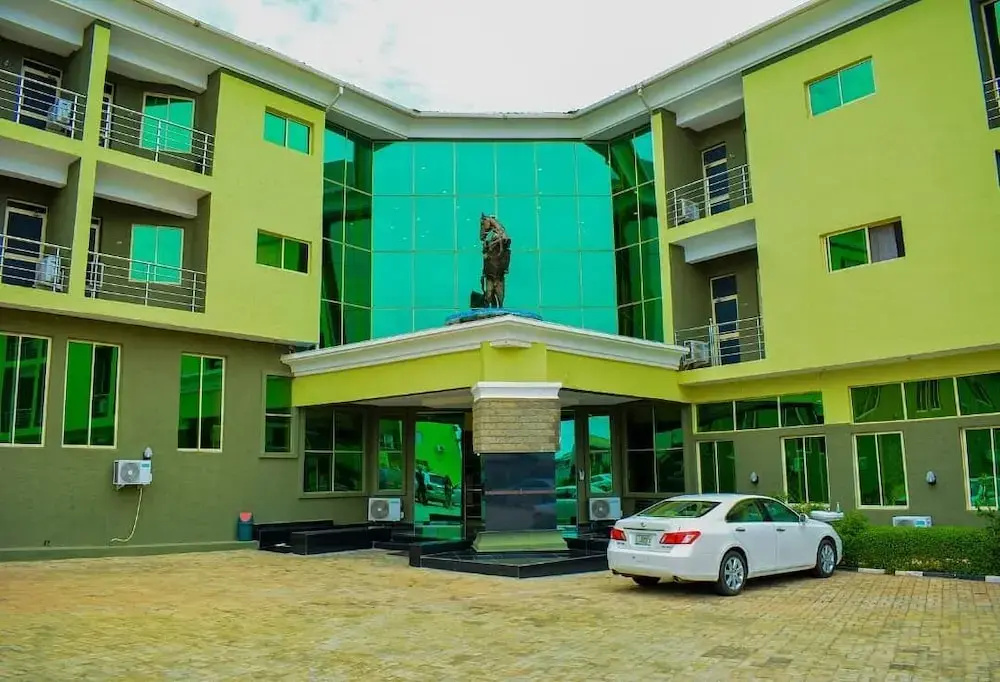 Monarchs Luxury Palace Hotel