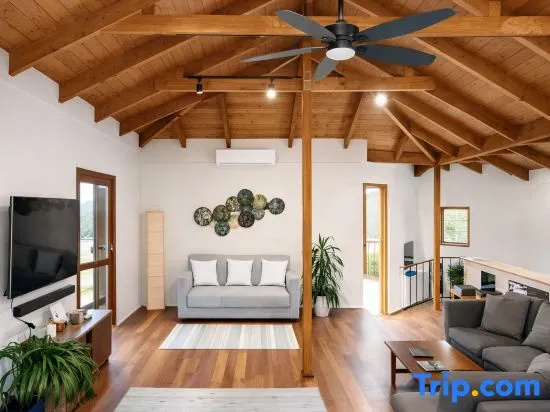 3-Bedroom Coastal Escape Walk to MacMasters Beach