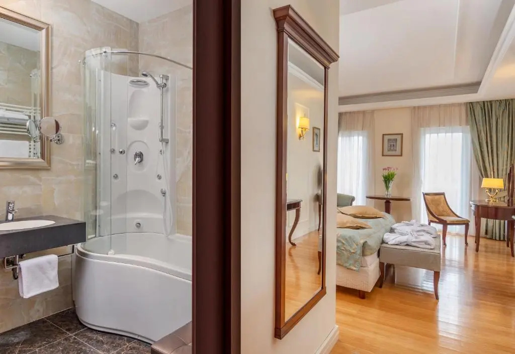 Deluxe Double room with balcony (full double bed)