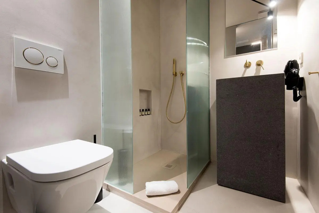Standard Double room with balcony (full double bed)