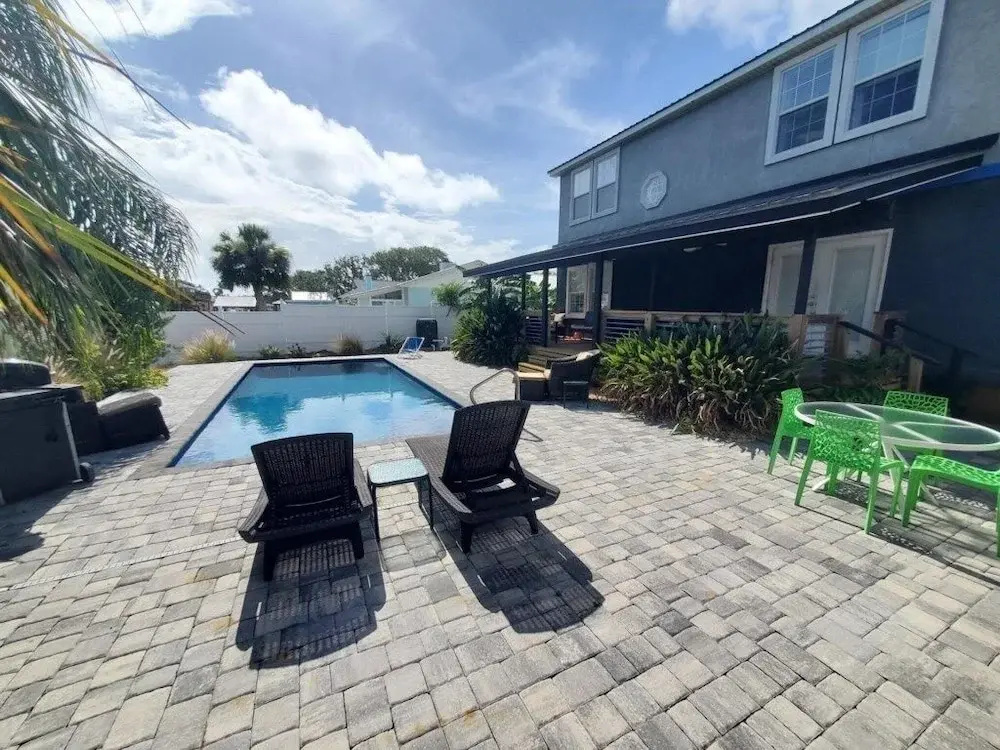 All Decked Out - 4 Beds, Pool & Pets Welcome 4 Bedroom Home