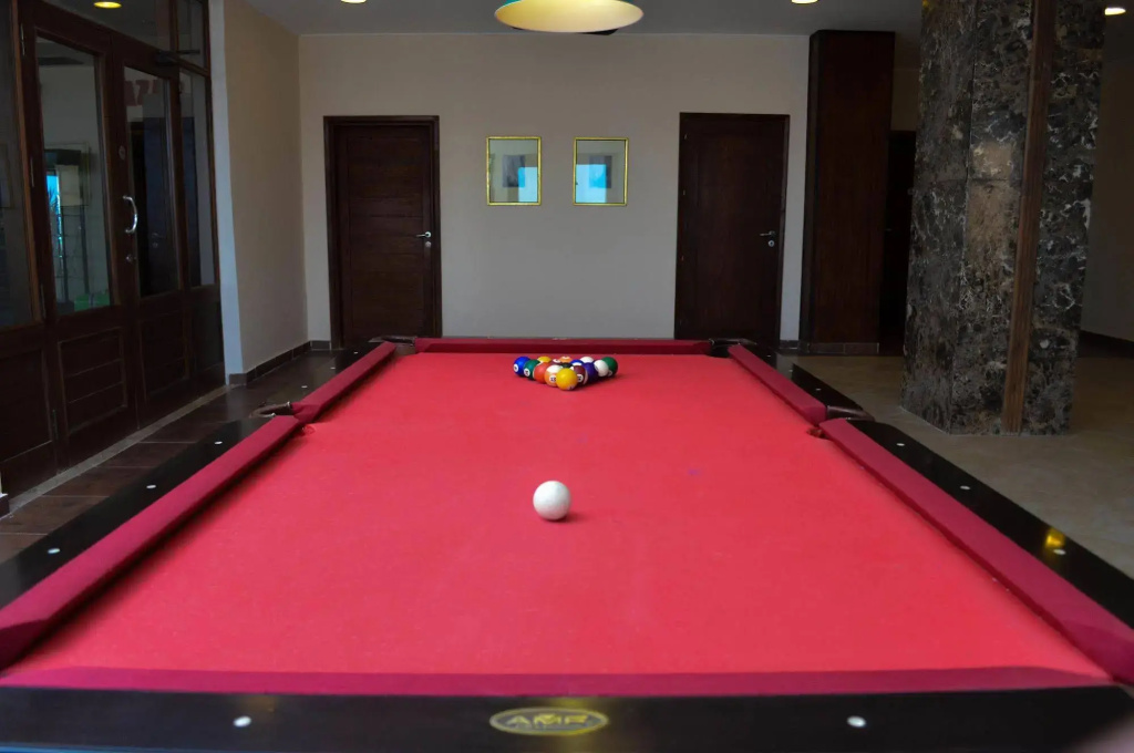 Viva Blue Resort and Diving Sharm El Naga (Adults Only): A billiards table with balls is set up in an indoor game room.