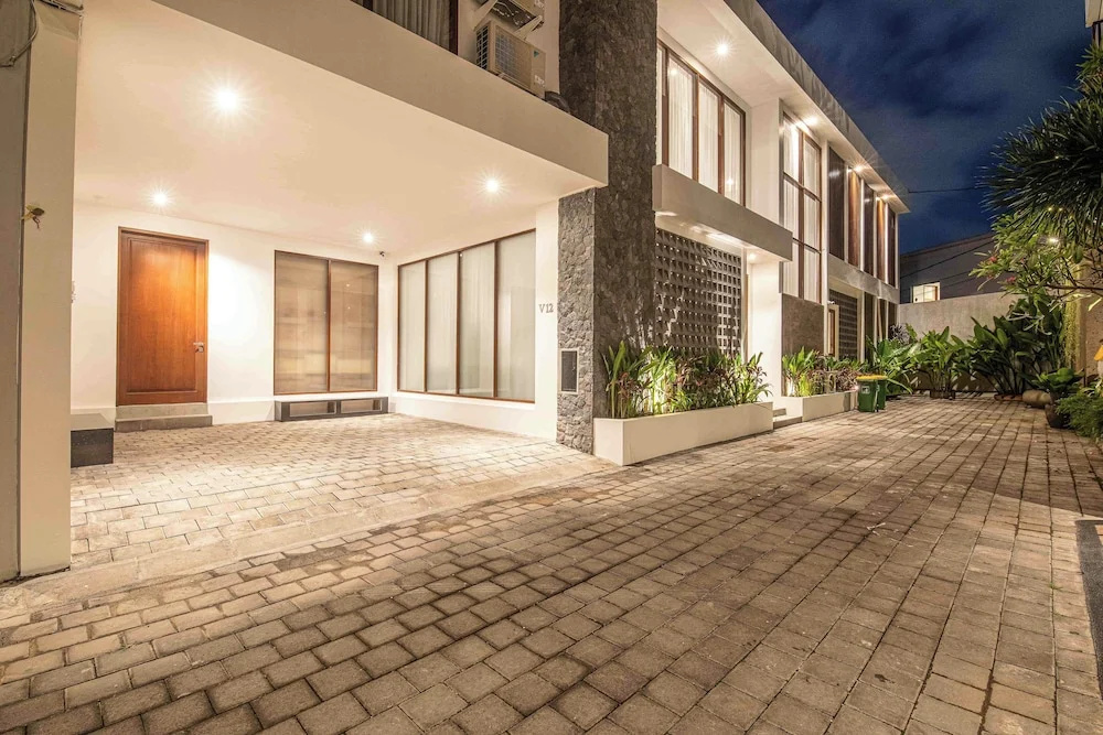 5-br Beach Villa in Canggu Overlooking Rice Fields