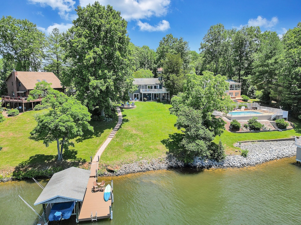 Lakeside Sunsets - Private Dock, Hot Tub & Firepit