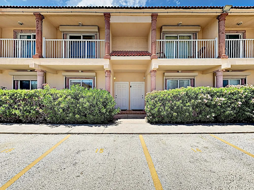 New Listing! Island W/ Pool, Walk To Beach 2 Bedroom Condo