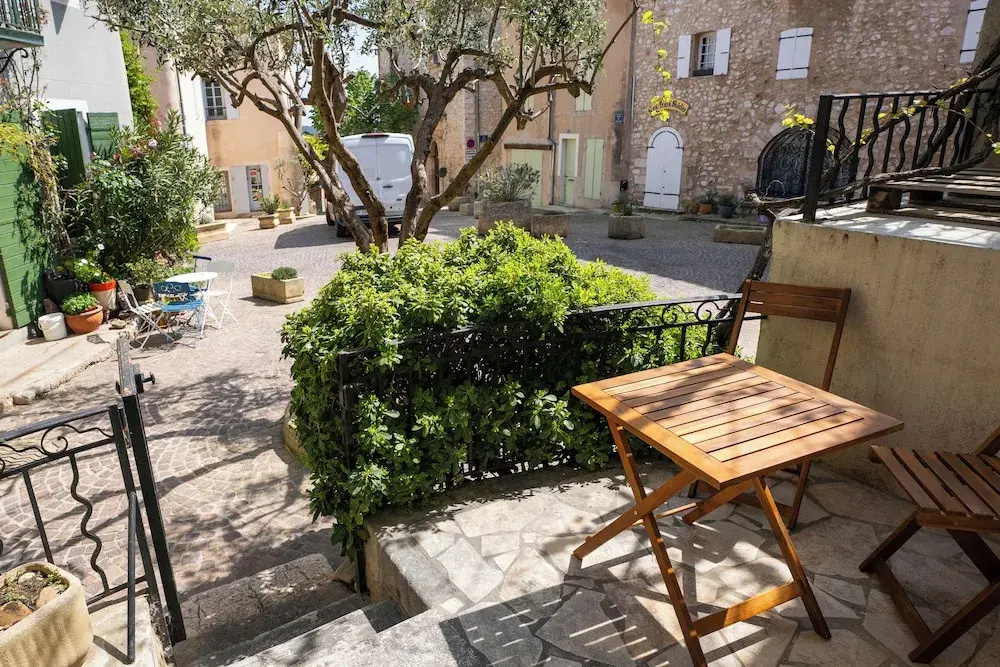 Afficher la photo 8 — L'oustaou du Luberon - Centre du Village